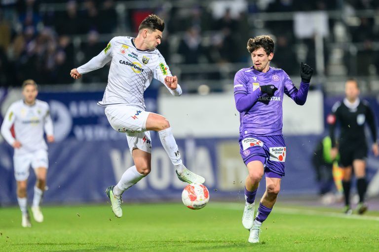 ABD0122_20241208 – WIEN – STERREICH: v.l. Pascal Juan Estrada (SCR Altach) und Dominik Fitz (FK Austria Wien) am Sonntag, 08. Dezember 2024, anl. der Bundesliga-Begegnung zwischen FK Austria Wien und Cashpoint SCR Altach, in Wien. – FOTO: APA/MAX SLOVENCIK