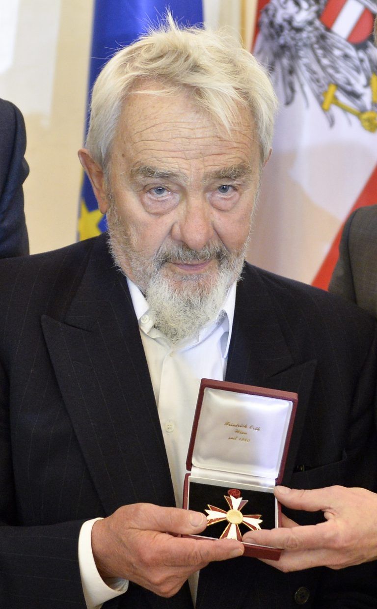 ABD0143_20150416 – WIEN – STERREICH: Maler Arnulf Rainer am Donnerstag, 16. April 2015, anl. der berreichung des “sterreichisches Ehrenkreuzes fr Wissenschaft und Kunst 1. Klasse” an Rainer im Bundeskanzleramt in Wien. – FOTO: APA/HERBERT NEUBAUER