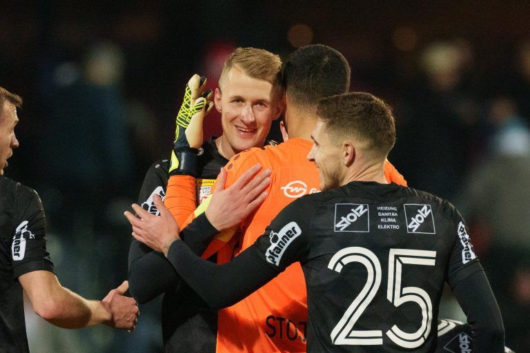 ABD0148_20241130 – ALTACH –
STERREICH: Jubel nach dem Schlusspfiff zum 1:1 durch Lukas Gugganig (Altach) am Samstag, 30. November 2024, anl. der Bundesliga-Begegnung zwischen Cashpoint SCR Altach und SK Puntigamer Sturm Graz in Altach. – FOTO: APA/DIETMAR STIPLOVSEK