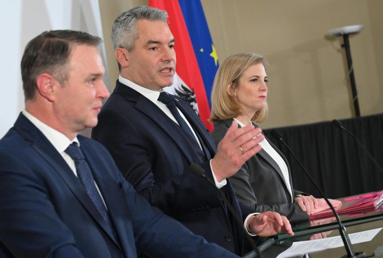 ABD0151_20241217 – WIEN –
STERREICH: Parteivorsitzender Andreas Babler (SP
),
VP-Chef Karl Nehammer und NEOS-Parteichefin Beate Meinl-Reisinger am Dienstag, 17. Dezember 2024, anl. der Koalitionsverhandlungen zwischen
VP, SP
und NEOS im Palais Epstein in Wien. – FOTO: APA/HELMUT FOHRINGER