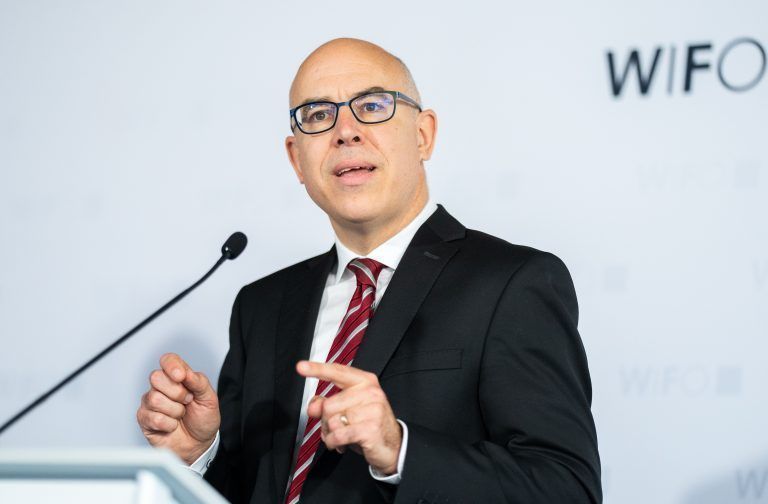ABD0164_20240322 – WIEN –
STERREICH: Wifo-Chef Gabriel Felbermayr am Freitag, 22. Mrz 2024, im Rahmen einer PK des Wirtschaftsforschungsinstituts (Wifo) und dem Institut fr Hhere Studien (IHS) zum Thema “Konjunkturprognose 2024 und 2025 – Frhjahrsprognose” in Wien. – FOTO: APA/GEORG HOCHMUTH