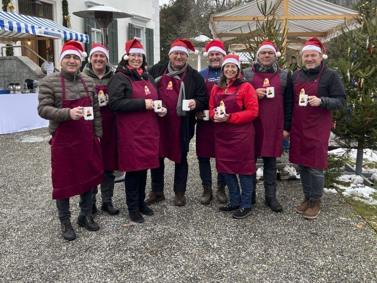Bürgermeister als Gastgeber: Werner Konzett, Erich Kaufmann, Alexandra Schalegg, Willi Müller, Martin Konzet, Alexandra Martin, Stefan NIgsch und Harald Witwer