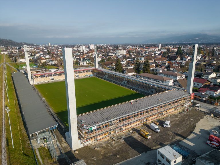 Fußball, Lustenau, Stadion, Neue Drohnenbilder und neue Bilder vom nun völlig überdachten Stadion, dazu Bilder von der Taverne und den Neuen Austria-Dorfständen (einer steht bereits neben der Taverne)