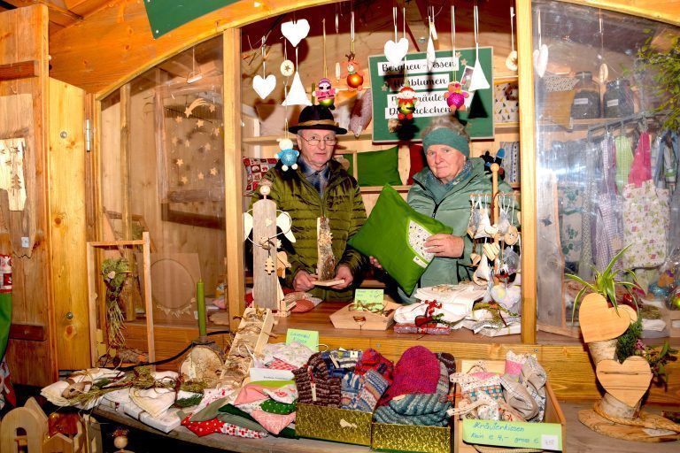 Bludenzer Christkindlemarkt eröffnet, Auftritt des Musikers Wolfgang Frank, Altstadt, Mühlgasse