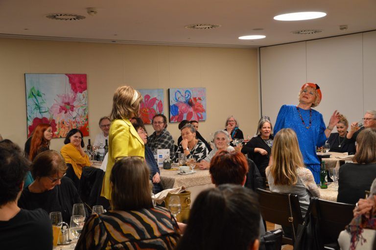 Krimidinner wird gestürmt - © Veronika Hofer