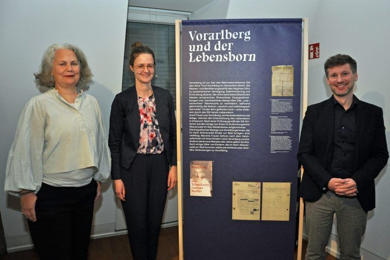 Petra Zudrell (Stadtmuseum) hatte mit Sabine Nachbaur und Lukas Schretter vom Ludwig Boltzmann Institut für Kriegsfolgenforschung zur Eröffnung der Ausstellung "Am Rande des Wienerwalds. Der Lebensborn in Feichtenbach" geladen. - © Laurence Feider