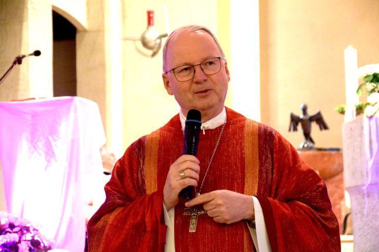 Messfeier mit Diözesanbischof Benno Elbs und Spendung des Firmsakramentes in der Heilig-Kreuzkirche
