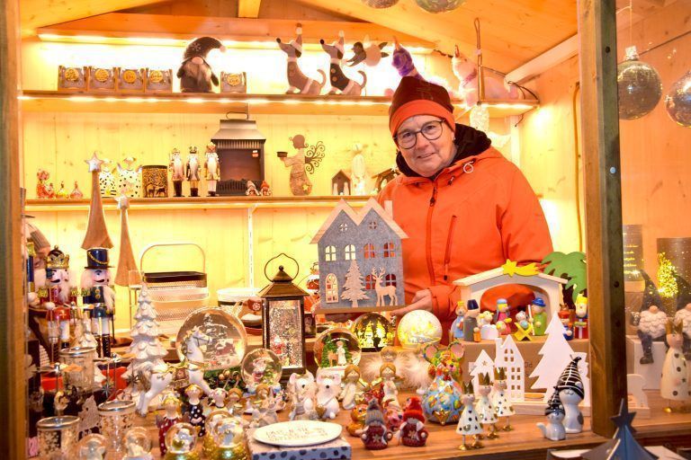Bludenzer Christkindlemarkt eröffnet, Auftritt des Musikers Wolfgang Frank, Altstadt, Mühlgasse