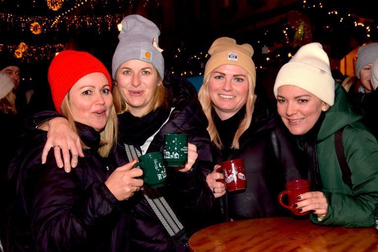 Bludenzer Christkindlemarkt eröffnet, Auftritt des Musikers Wolfgang Frank, Altstadt, Mühlgasse