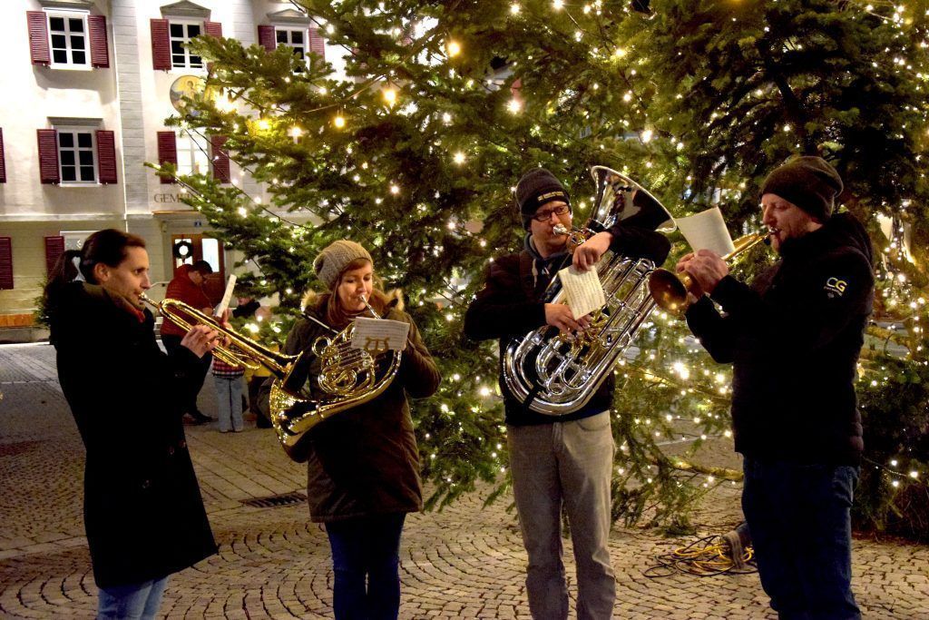 Schruser eröffneten ihren &#8220;Wiahnachtsmarkt&#8221;