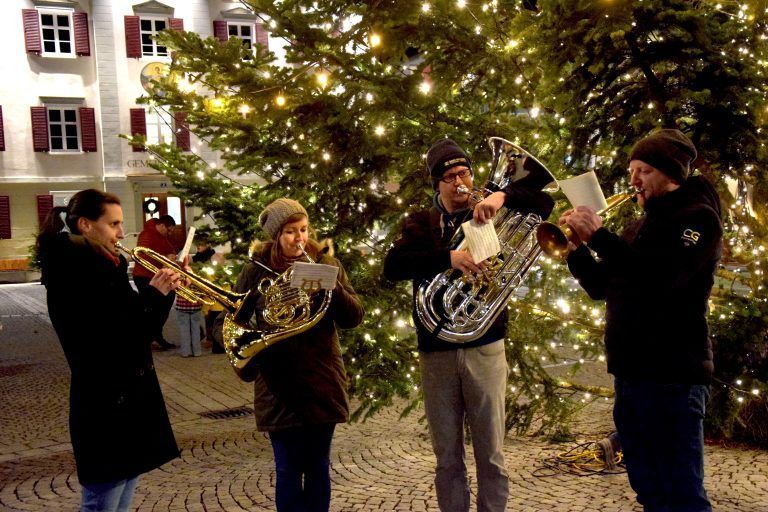 "Schruser Wiahnachtsmarkt" (Schrunser Weihnachtsmarkt), Musikensemble 5-Kant-Brass, Kirchplatz