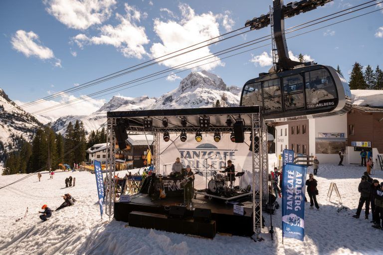 Tanzcafé Arlberg: Musik, Schnee und Bergkulisse