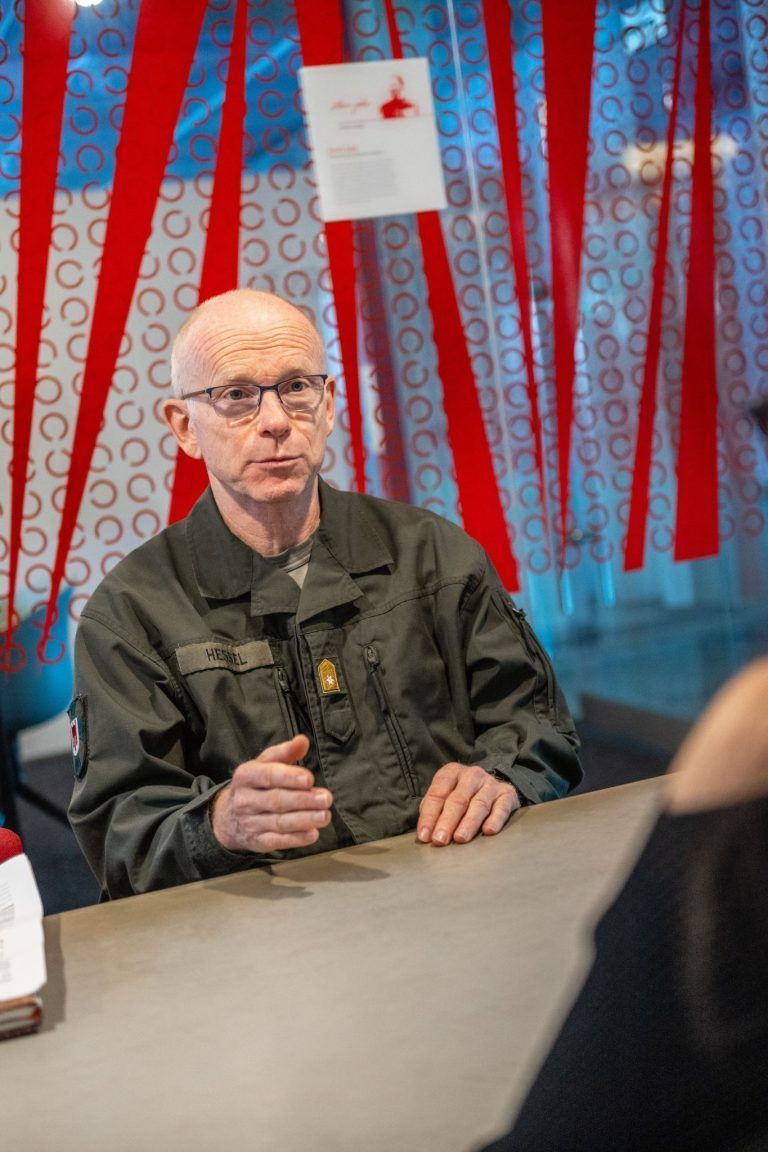 Militärkommandant Gunther Hessel, Interview