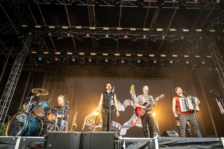 Szene Openair Samstag, Fäaschtbänkler