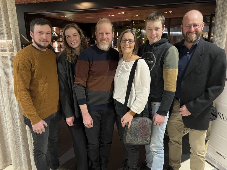 Fabian, Cornelia, Christian, Sieglinde und Christoph Breuß feierten mit Präs. Vito Mussner (r) ihren Slow-Food Preis 2024