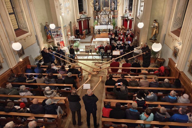 Alphornbläser und weitere musikalische Darbietungen ließen in der Gurtiser Kirche die Spendenkasse klingeln. - © Henning Heilmann