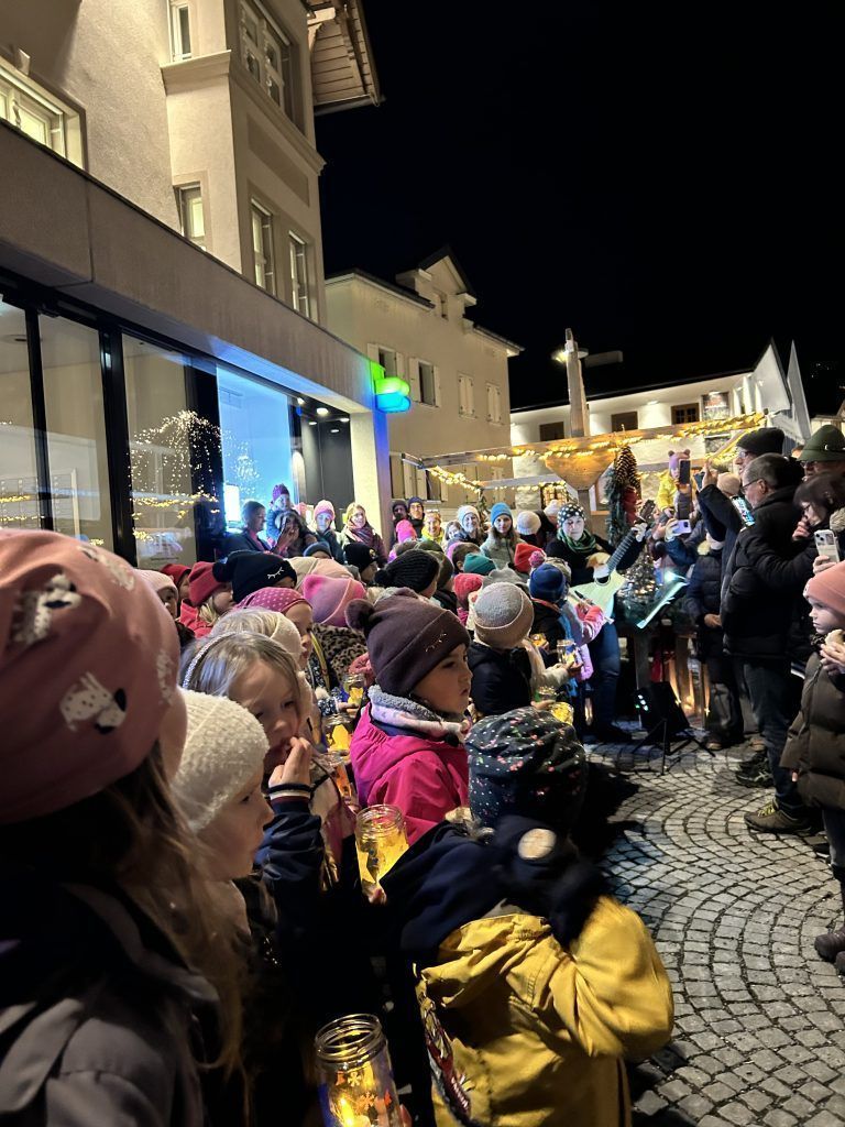 Eröffnung des Schrunser Weihnachtsmarktes 2024 und Illuminierung des Schrunser Christbaumes am Kirchplatz