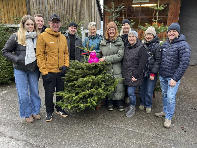 Julia und Martin Dechant, Phillip Plesch, Dominic Hoferer, Wanda Mikulec-Schwarz, Eva Deschler-Einwaller, Sabine Hagspiel, Julia Riepl, Vivienne Riepl und Bernhard Tschann bei traditionellen ikp Christbaumschneiden