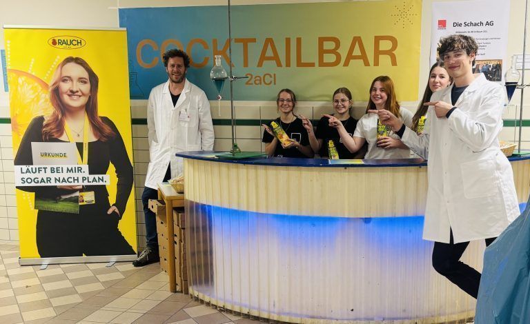 Klassenvorstand Benjamin Simperl mit Anna, Sophia, Julia, Enya und Nikolas (v.l.n.r) aus der 2aCI an der Chemie-Cocktail-Bar. - © cth