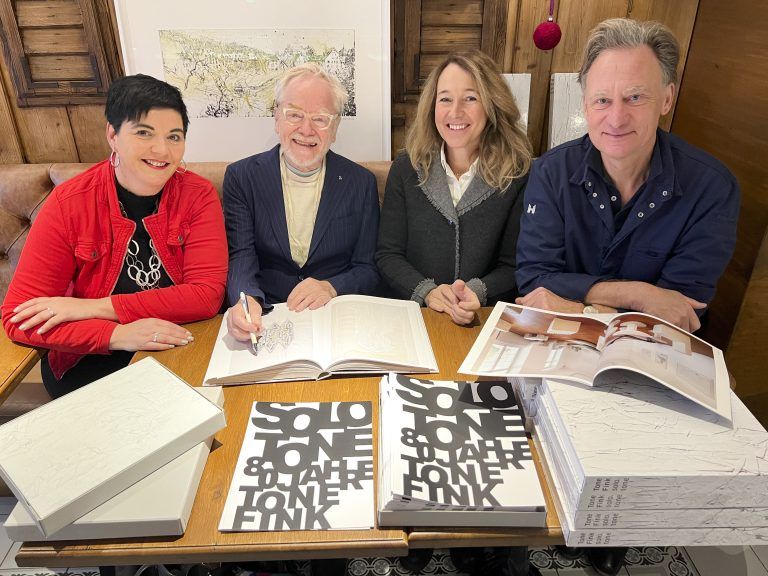 Marion Pfeiffer, Künstler Tone Fink, Judith Reichart und Petrus Chef Peter Brattinga bei der Signierstunde