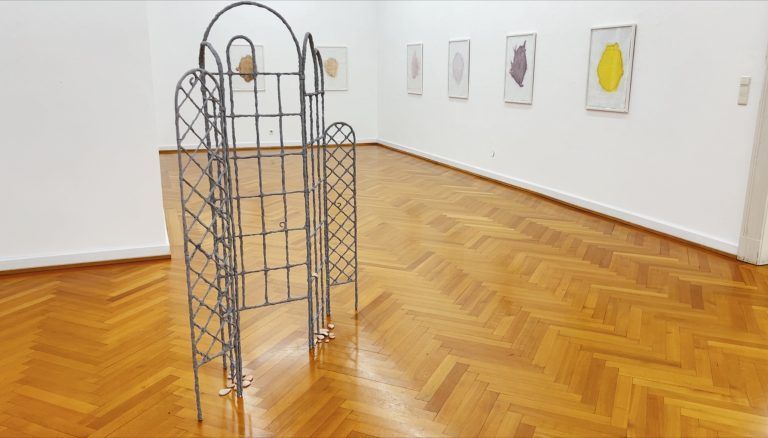 Roswitha Weingrill (Paravent) und Sarah Bildstein (Bilder) zeigen auf zwei Etagen ihre Werke