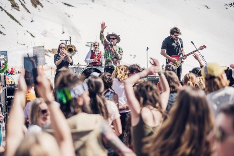 Tanzcafé Arlberg: Musik, Schnee und Bergkulisse