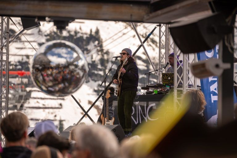 Tanzcafé Arlberg: Musik, Schnee und Bergkulisse