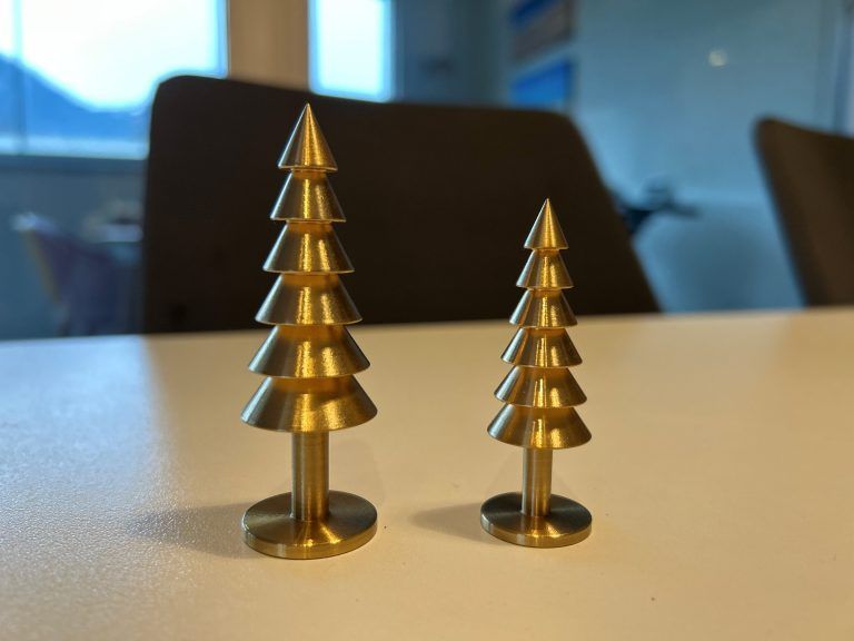 Luca Halder; Weihnachtsbäume; Weihnachtsbäume aus Aluminium und Messing; Werkraum Bregenzerwald; Vorarlberger des Tages