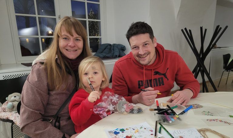 Weihnachtszauber in Schloss Hofen: Ein Treffpunkt für Jung und Alt: Mit Mama und Papa in der warmen Weihnachtsbastelstube.