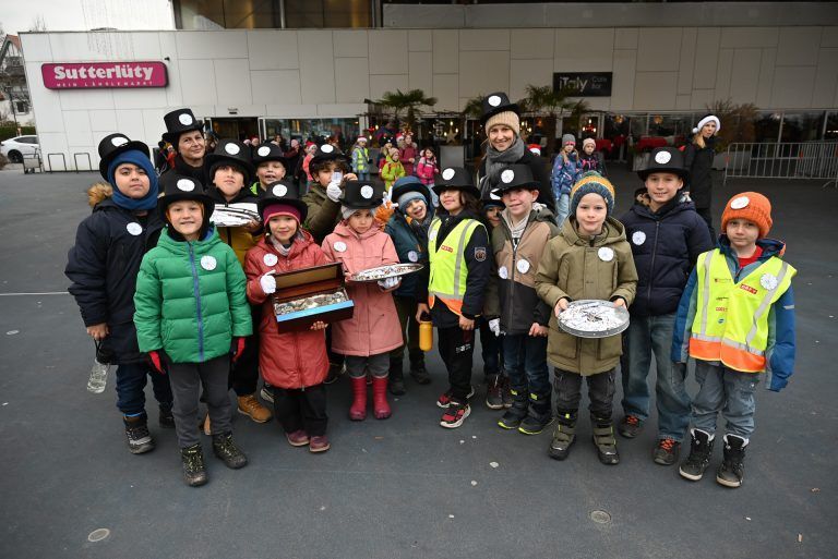 Volksschulkinder schenken Menschen ein Lächeln: Am Kirchplatz war eine Gruppe unterwegs, die den Menschen mehr Zeit schenkte.