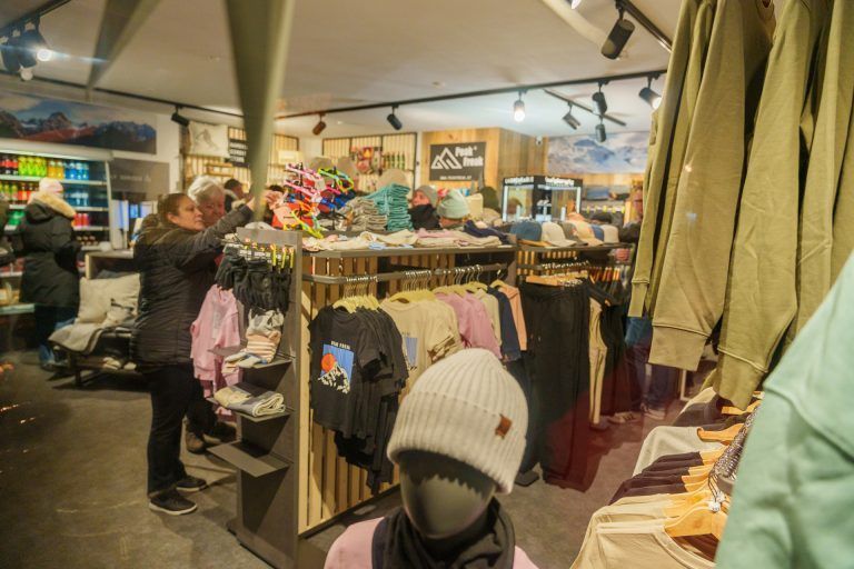 Peak Freak eröffnet zweiten Store in Brand mit regionalen Spezialitäten und personalisierten Produkten: Qualitativ hochwertige Produkte aus Biobaumwolle und regionaler Erzeugung sind ab sofort im neuen Geschäft in Brand zu erwerben.