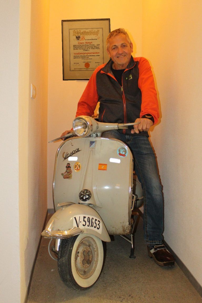 Vom „Auto-Schrauber“ zum Althaus-Sanierer: Ein besonderer Oldtimer hat – anders als die Autos – eine dauerhafte Bleibe gefunden: Eine Vespa – gleiches „Baujahr“, 1958, wie sein Restaurator – erhielt einen Ehrenplatz. Das Kennzeichen „V“ steht übrigens nicht für Vorarlberg sondern für Venetien.