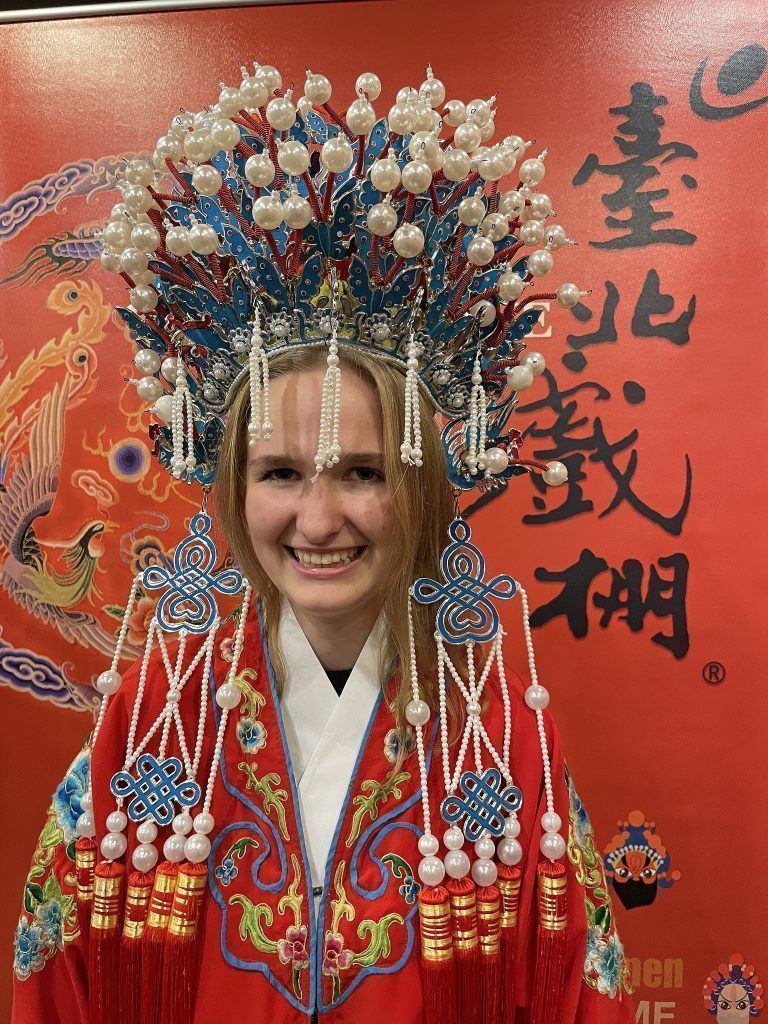 Zwischen Tempeln und Taifun: In der Peking-Oper durften die Schüler in traditionelle Kostüme schlüpfen.