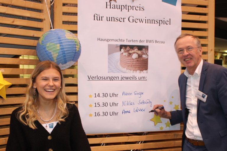 Sogar Raumfahrt ist in Bezau ein Thema: Bei einem süßen Gewinnspiel gab es für zwei glückliche Gewinner bzw. eine Gewinnerin Torten aus der Schulküche. Aron Singer . . .