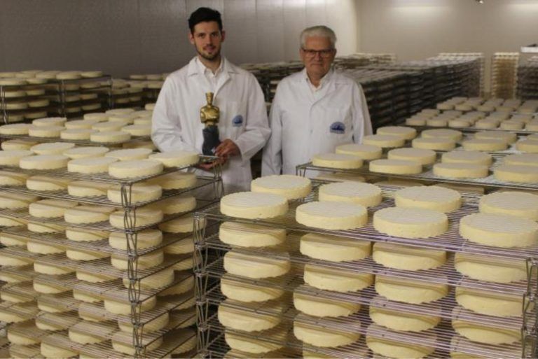 Alle Neune! – neunter Käsekaiser für Bantel: Seit 1932 wird in Möggers Camembert erzeugt, der keinen Vergleich mit dem französischen Original aus dem Departement Orne scheuen muss. Aktuell werden jährlich rund acht Millionen Liter Milch verarbeitet. STP