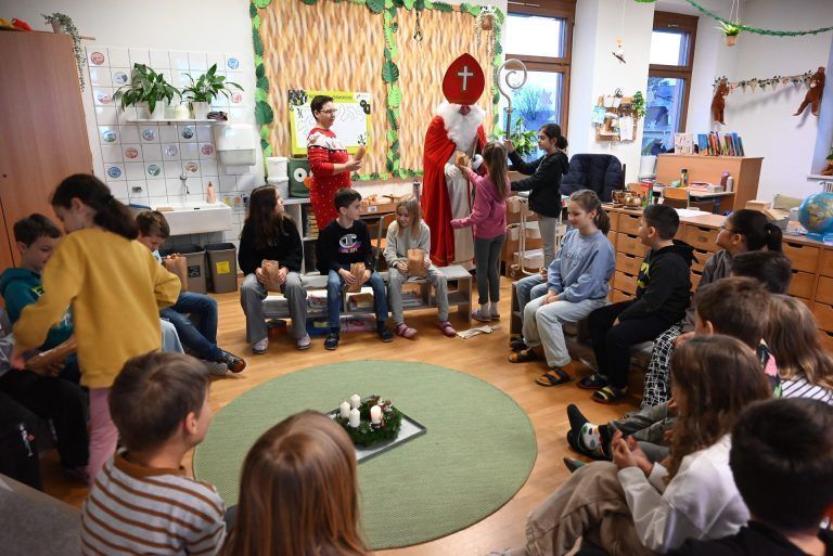 Nikolaus sorgt für leuchtende Kinderaugen in Volksschule Rheindorf: Der Nikolaus wurde in jeder Klasse sehnsüchtig erwartet.