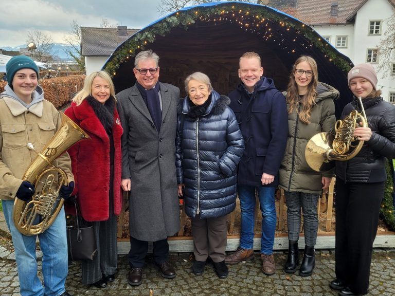 Weihnachtszauber in Schloss Hofen: Ein Treffpunkt für Jung und Alt: Irene und Peter Vogler (Schloss Hofen), Bundesministerin a.D. Elisabeth Gehrer, Landesstatthalter Christof Bitschi mit Julia sowie die beiden Jungmusikanten Aaron Kucher und Annalena Faisst.