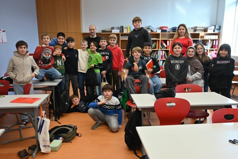 Von der Bundesliga ins Klassenzimmer: Seine Schüler hat er im Griff. Er freut sich, wenn sie seine Inhalte im Unterricht umsetzen können.