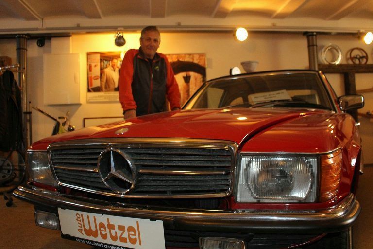 Vom „Auto-Schrauber“ zum Althaus-Sanierer: In Oldtimer wie den Mercedes-Benz Roadster SL 280, Baujahr 1980 hat Edwin Wetzel jahrelang viel Zeit und handwerkliches Können investiert. Jetzt stehen diese Prachtstücke zum Verkauf.