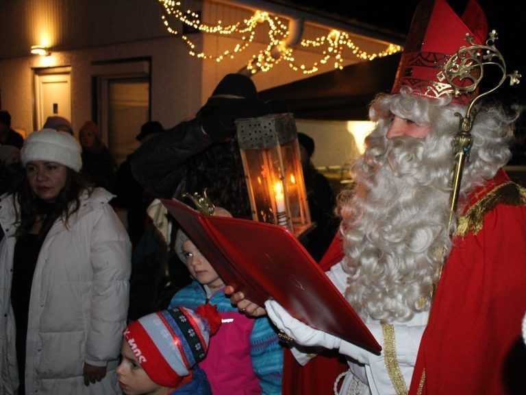 Ein Mini-Märktle mit Riesen-Stimmung: Aus seinem Buch las Nikolaus viel Gutes über Trübenbach und seine Bewohnerinnen und Bewohner heraus,