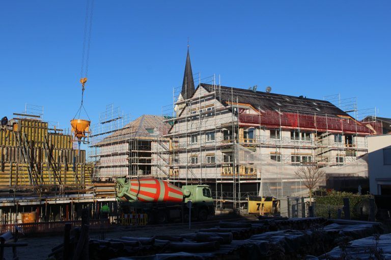 Hohenweiler Dorfzentrum im Zeitplan: Die beiden Haupthäuser – in das Eckhaus Bildmitte im Hintergrund zieht auch die Raiba-Filiale ein – sind unter Dach und der Innenausbau hat begonnen. Im Bild links wird ein weiteres Objekt hochgezogen.