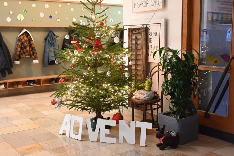 Schüler der Mittelschule-Kirchdorf ermöglichen Spende durch Kuchenverkauf: Die Mittelschule Kirchdorf hilft jedes Jahr zu Weihnachten mit Spenden, die sie durch ihren Kuchenverkauf erwirtschaftet.