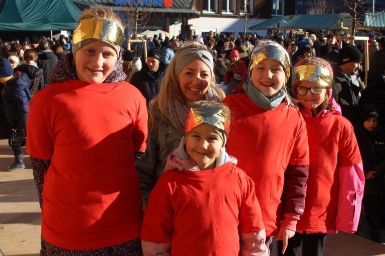 Egg war wieder echte „Markt“-Gemeinde: Karin Meusburger mit einem tanzfreudigen Quartett: Johanna, Mona, Mia und Hanna. Der Verein Tanzeck wurde im Herbst 2018 gegründet, um mehr Tanzvielfalt und Tanzmöglichkeiten im Bregenzerwald zu schaffen und Kindern, Jugendlichen sowie Erwachsenen das Tanzen sozusagen ums Eck (ohne lange Fahrzeiten) zu ermöglichen.