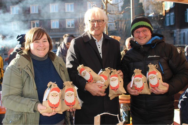 Egg war wieder echte „Markt“-Gemeinde: Der Krankenpflegeverein hatte vor allem Nikolaussäckchen im Angebot – und Bürgermeister Paul Sutterlüty wartete mit einer Überraschung auf: Er bot an, alle Säckchen, die übrig bleiben, zu kaufen – am Ende ging er mit zwölf Säckchen nach Hause . . .