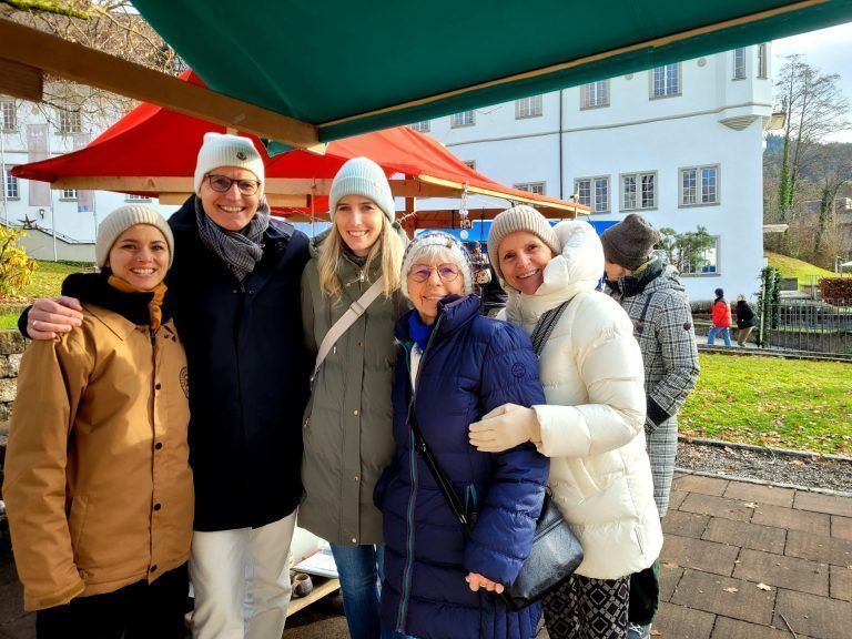 Weihnachtszauber in Schloss Hofen: Ein Treffpunkt für Jung und Alt: Viele Besucher genossen willkommene Begegnungen bei weihnachtlicher Atmosphäre.