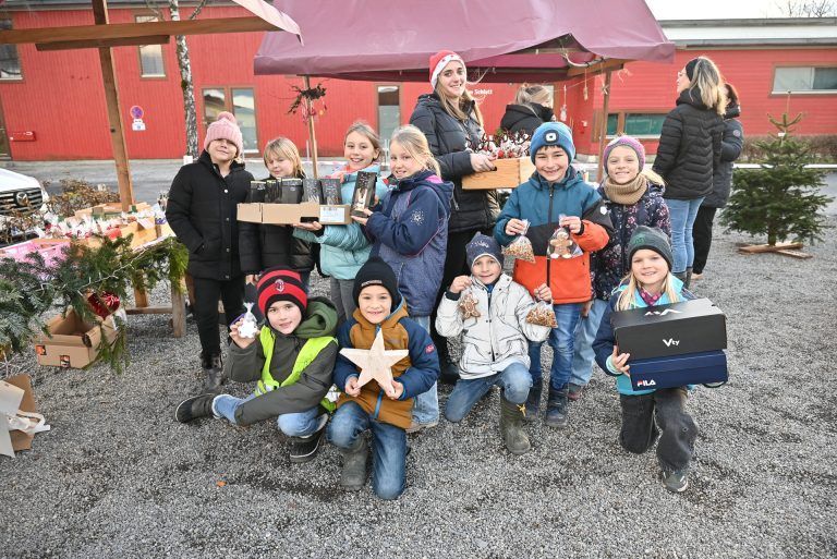 Adventmarkt der Volksschule Rotkreuz: Schüler begeistern mit selbstgebastelten Weihnachtsartikeln: Nach und nach wurden die Stände von den Schülern und ihren Lehrpersonen bestückt.