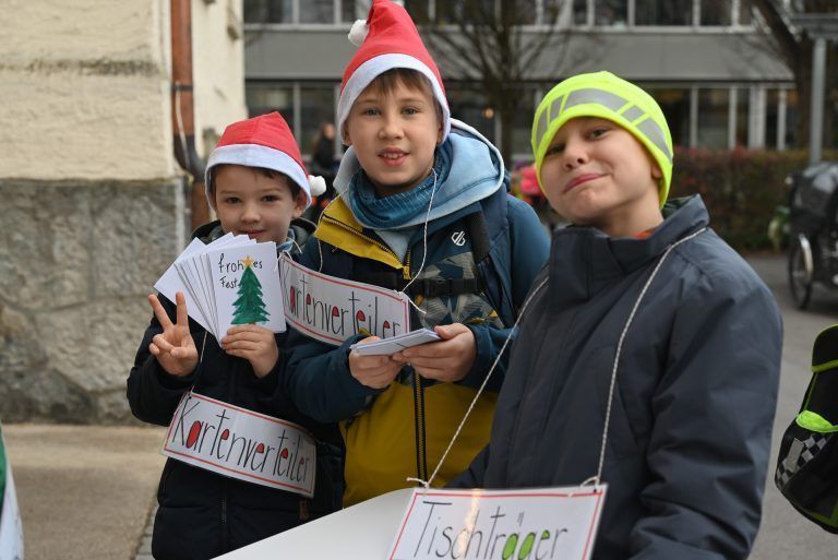 Volksschulkinder schenken Menschen ein Lächeln: Die Wünschesammler warteten auf vorbeigehende Personen.