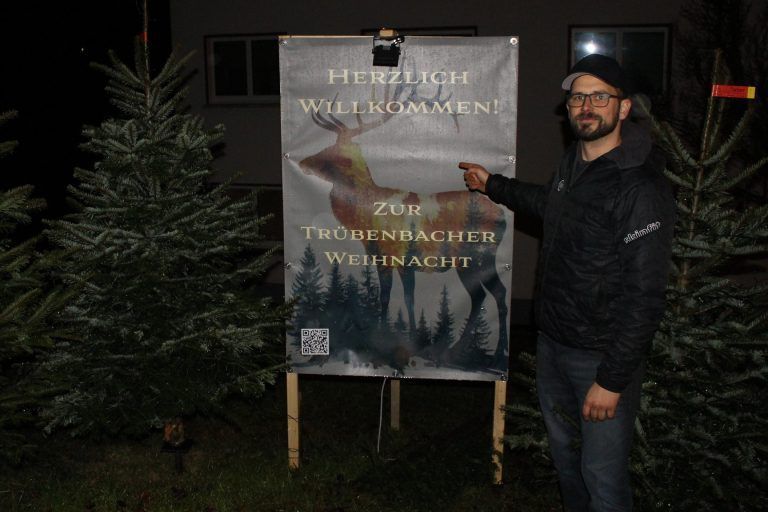 Ein Mini-Märktle mit Riesen-Stimmung: Sogar an eine einladende Ankündigung hatten Jürgen Weitlaner und seine Helferinnen und Helfer gedacht.
