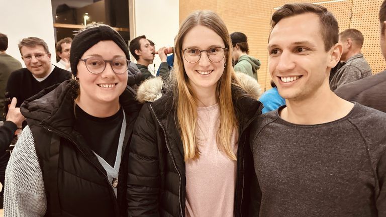 Großes Interesse an Satteinser Gemeinschaftsliste: Anna Nachbaur, Anna Lena Dobler und Alexander Dobler haben sich informiert.