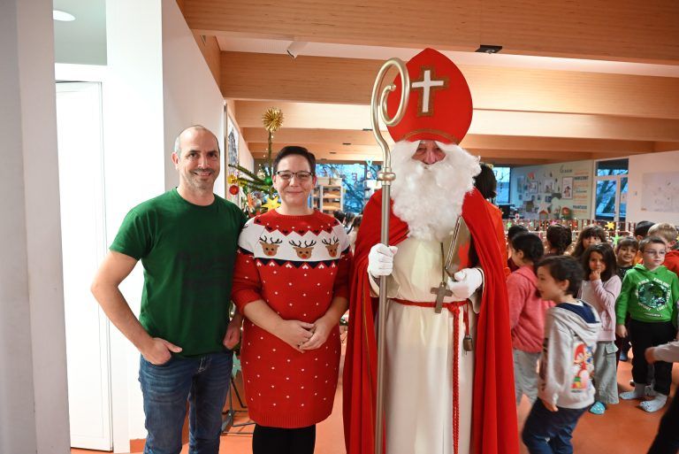 Nikolaus sorgt für leuchtende Kinderaugen in Volksschule Rheindorf: Direktor Markus Purin freute sich mit Janine Schwendinger vom Elternverein über den Besuch des Nikolaus.